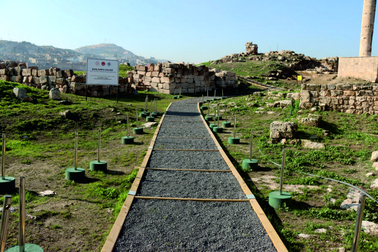 Tarihi Urfa Kalesine Yapılacak Ziyaretler İçin Yürüyüş Yolu Yapıldı