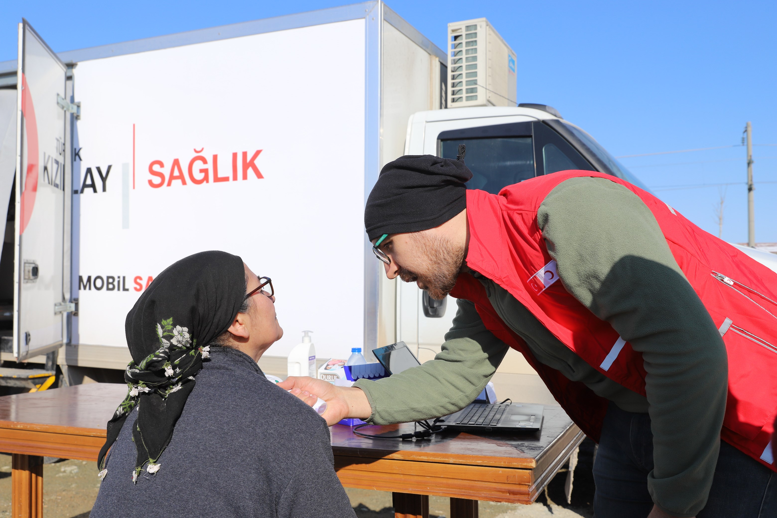 KIZILAY MOBİL SAĞLIK ARAÇLARI İLK GÜN 600 DEPREMZEDEYE ULAŞTI