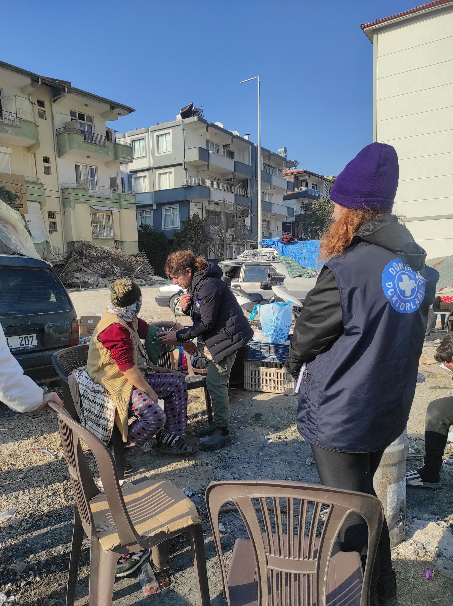 DÜNYA DOKTORLARI’NDAN   DEPREM BÖLGESİNE İLK YARDIM DESTEĞİ