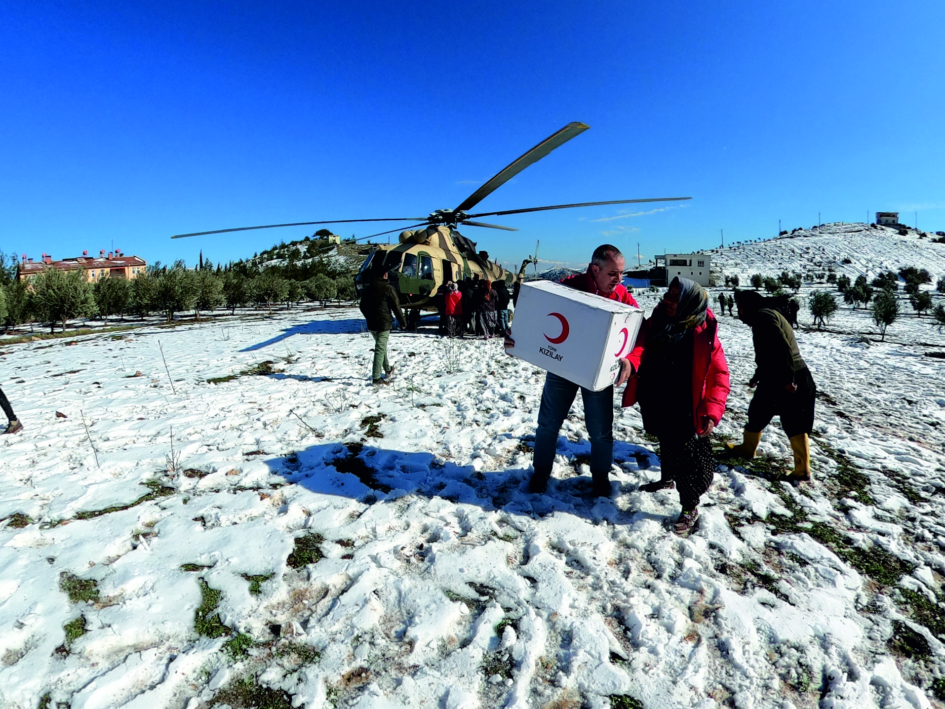 KIZILAY VE TSK’DAN KÖYLERE HELİKOPTERLE YARDIM