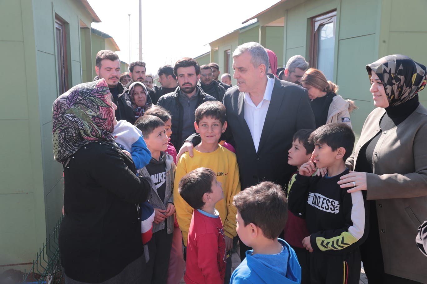 AK PARTİ GENEL MERKEZ YEREL YÖNETİMLER BAŞKAN YARDIMCISI AYŞE SULA KÖSEOĞLU, HOBİ BAHÇESİNDEKİ DEPREMZEDELERİ ZİYARET ETTİ