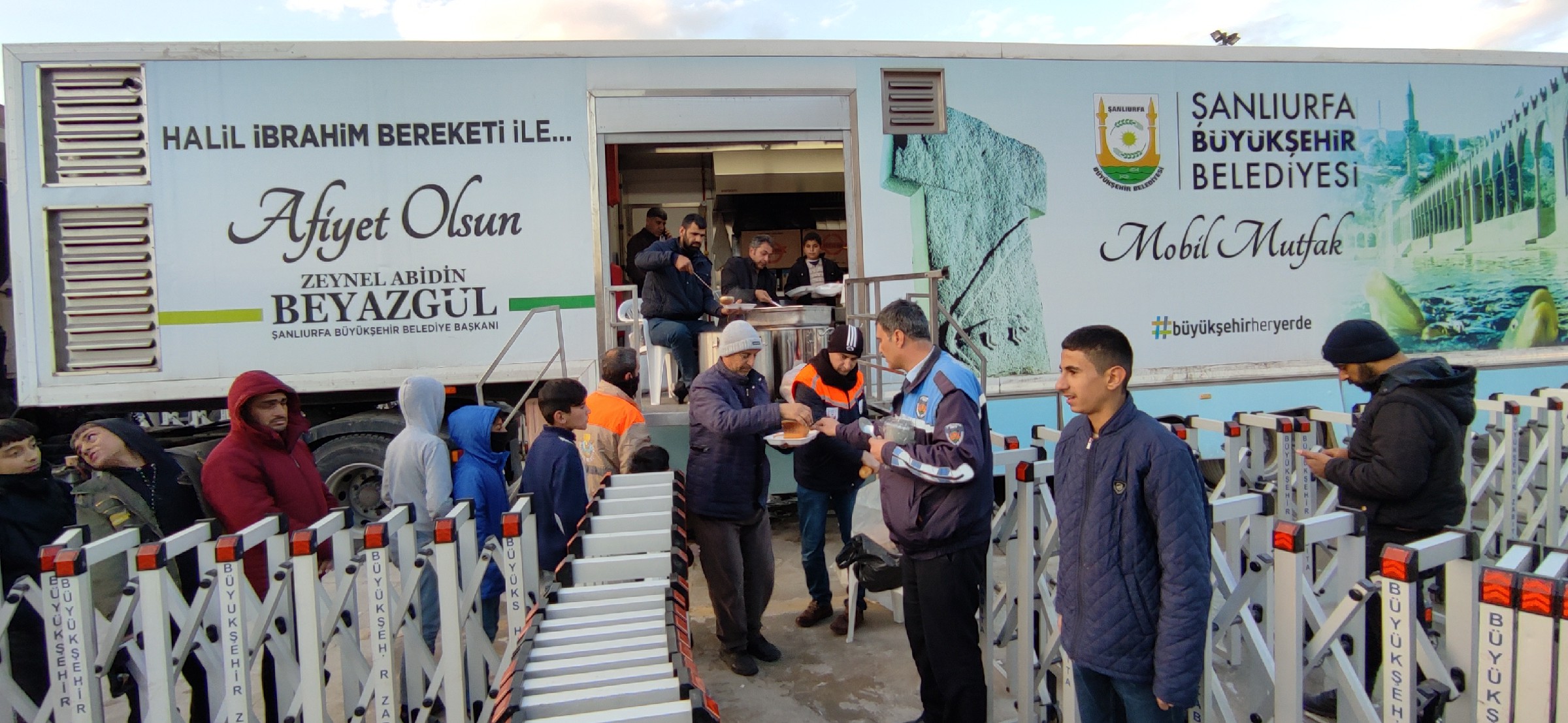 ŞANLIURFA BÜYÜKŞEHİR’DEN HER GÜN BİNLERCE DEPREMZEDEYE SICAK YEMEK