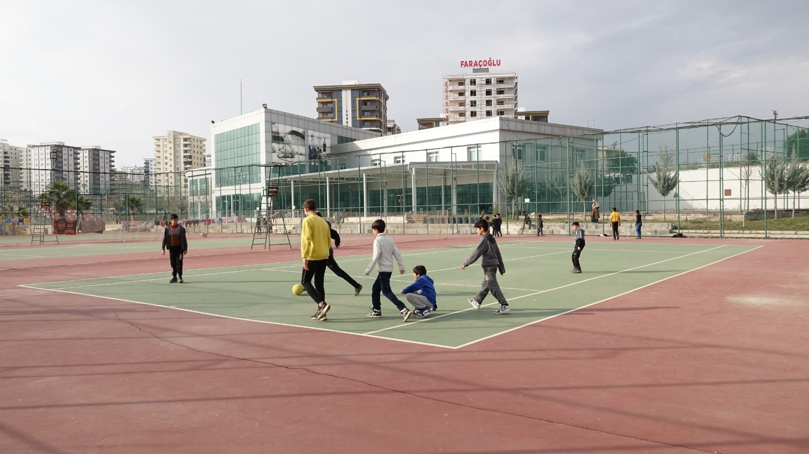 ÇOCUKLAR DEPREMİ SPORLA UNUTMAYA ÇALIŞIYOR