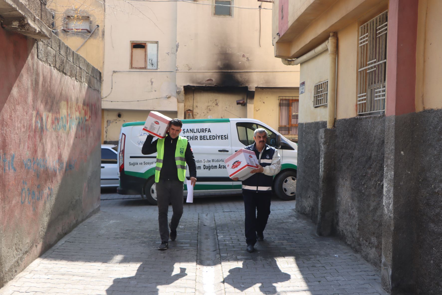 DEPREMDEN ETKİLENEN VATANDAŞLARIN GIDA KOLİLERİ EVLERİNE ULAŞTIRILIYOR