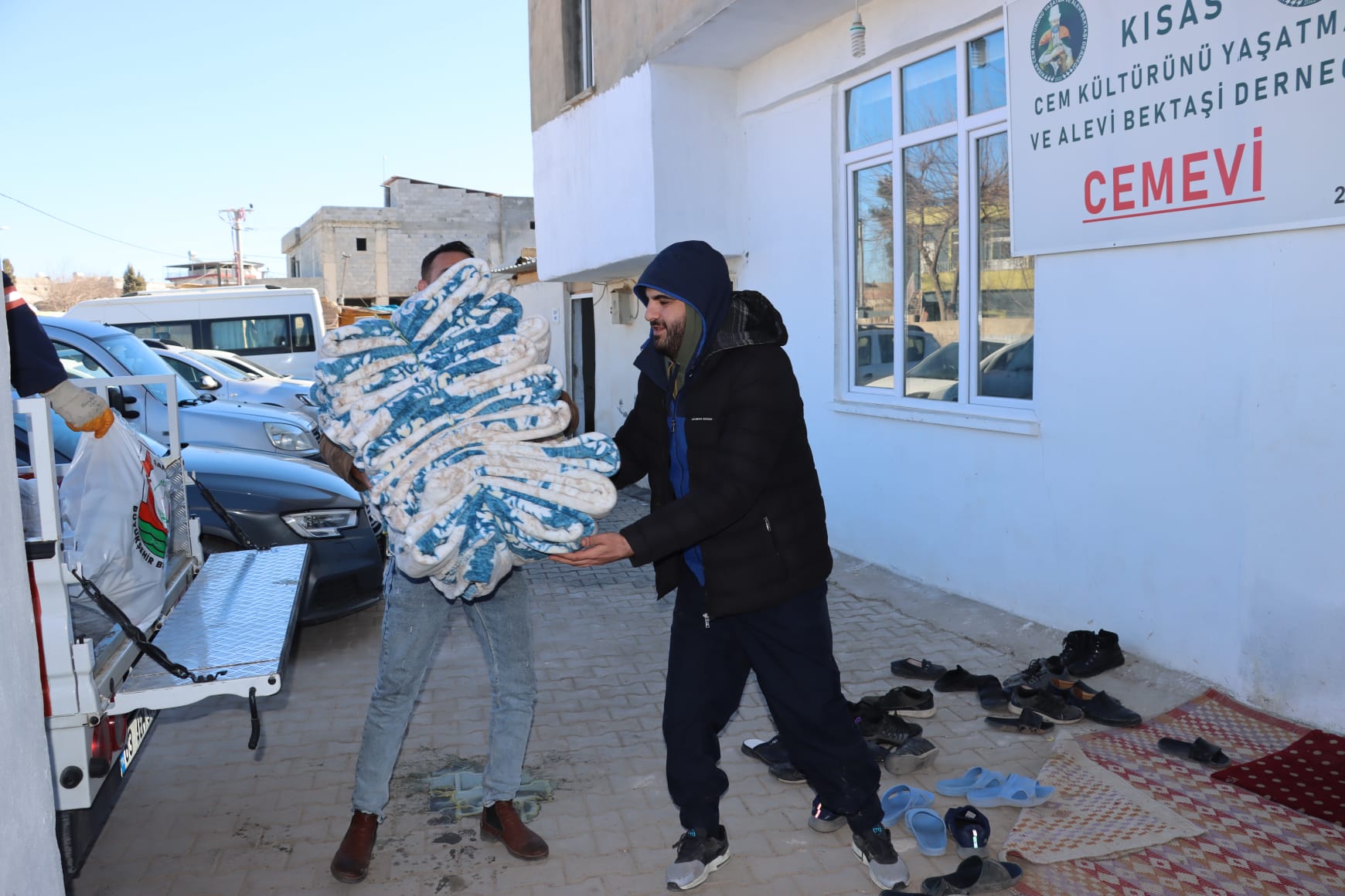 ŞANLIURFA BÜYÜKŞEHİR BELEDİYESİ YARDIMLARI DEVAM EDİYOR