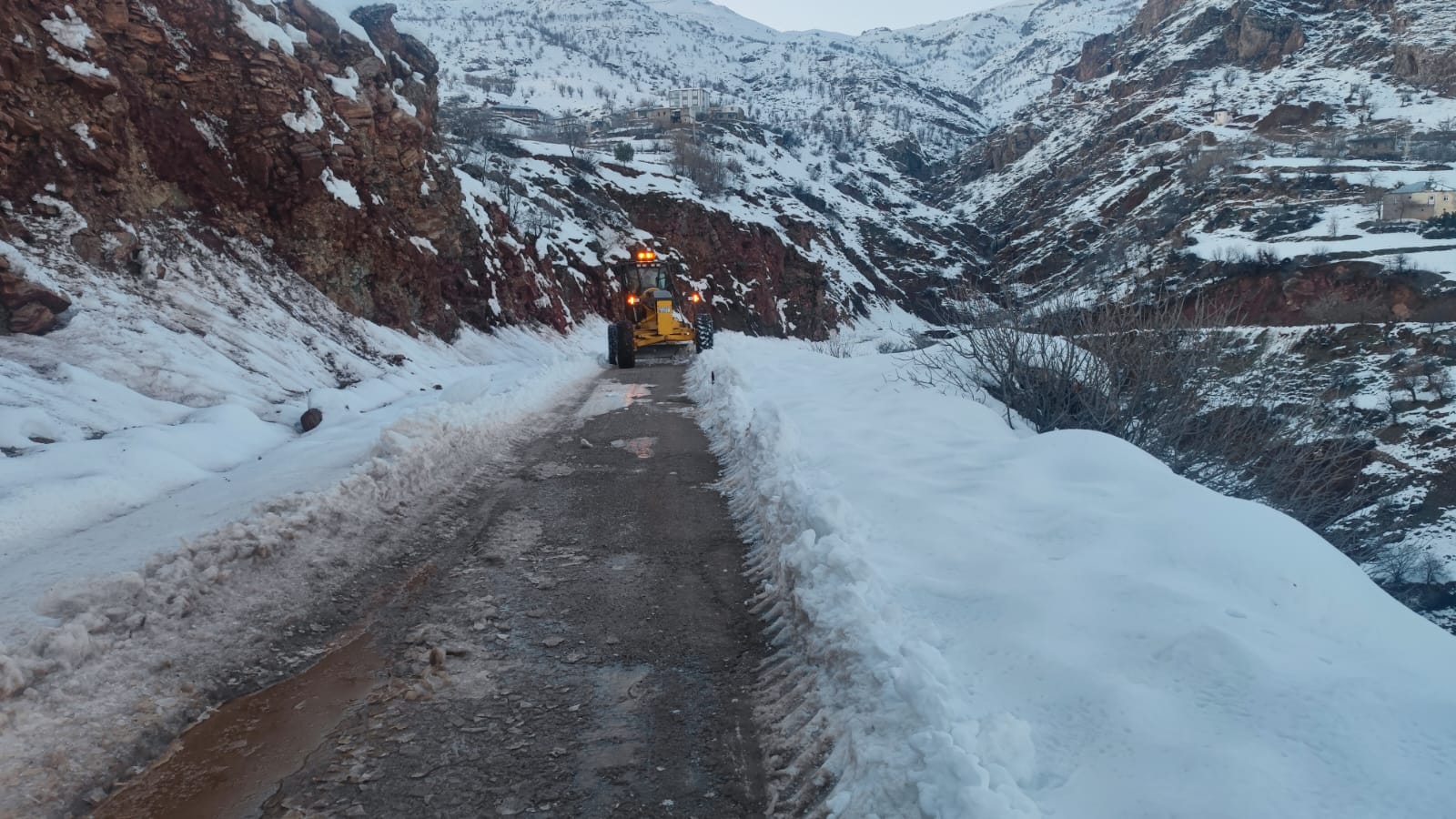 ŞANLIURFA BÜYÜKŞEHİR’DEN ADIYAMAN’A ISINMA YARDIMI VE YOL ÇALIŞMASI