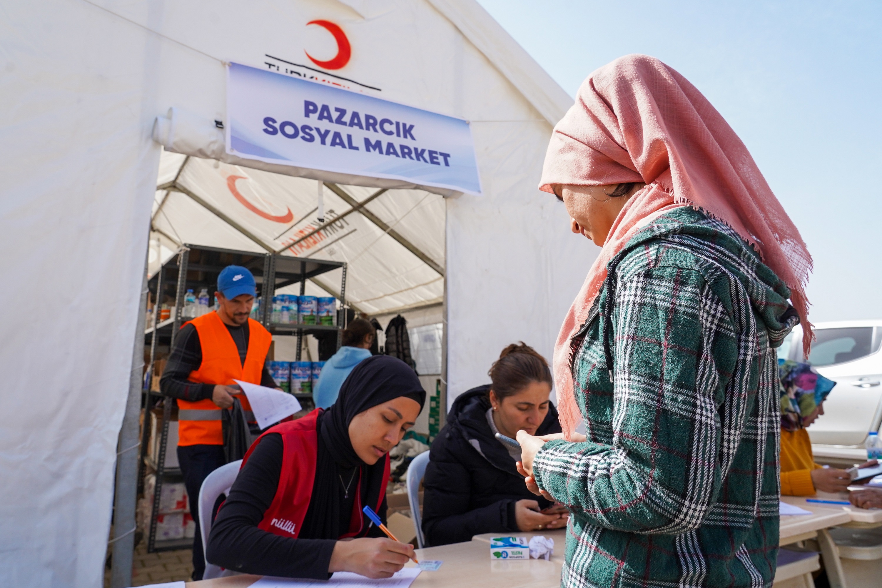 Kızılay’ın Deprem Bölgesindeki Yardım Seferberliği  6 ilde 12 sosyal market hizmet veriyor