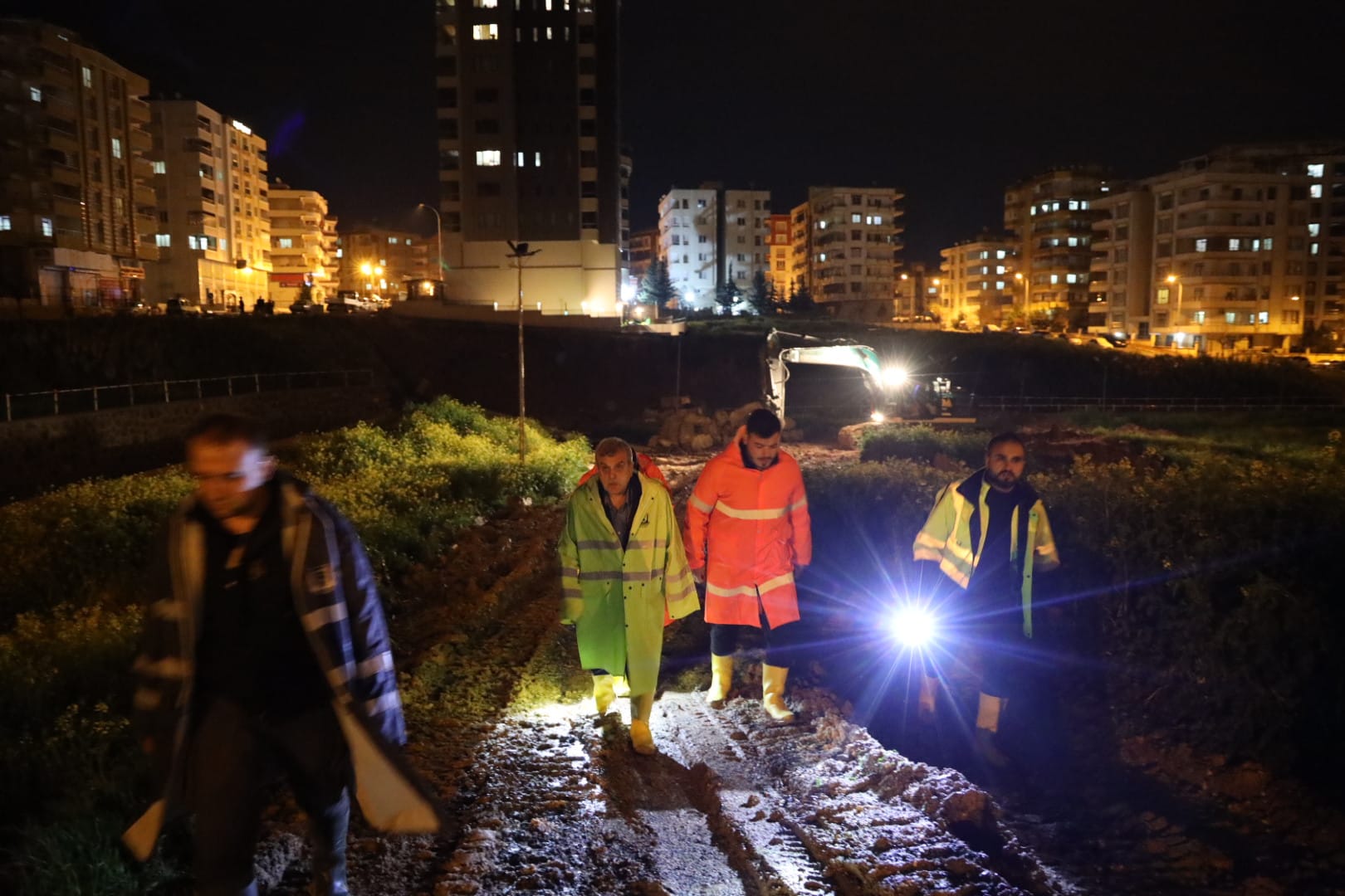 BAŞKAN BEYAZGÜL GECE BOYUNCA ÇALIŞMALARI SAHADA YÖNETTİ