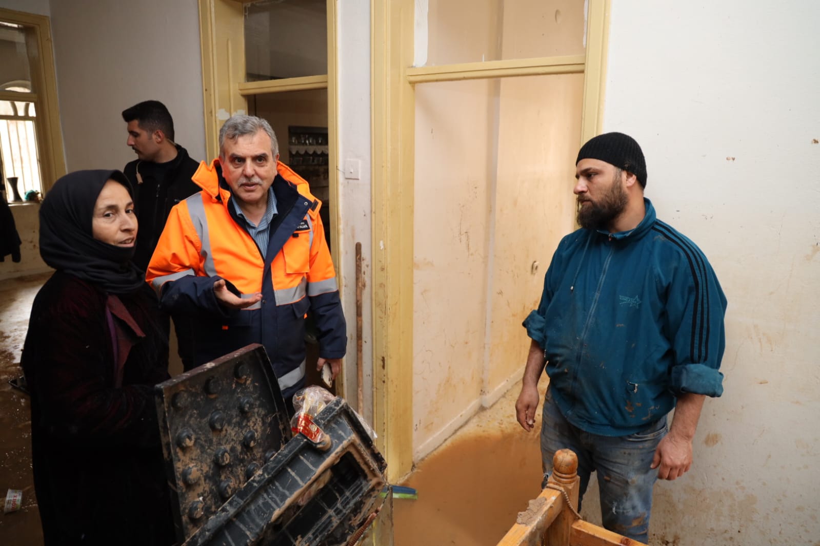 BAŞKAN BEYAZGÜL “TÜM SOKAKLAR VE EVLER TEMİZLENENE KADAR BİZE UYUMAK YOK”