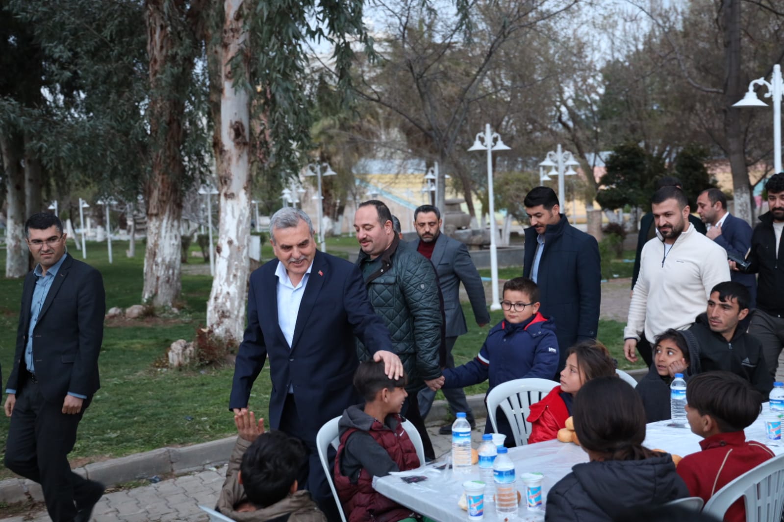 BAŞKAN BEYAZGÜL, VİRANŞEHİR İFTAR ÇADIRINDA VATANDAŞLARLA İFTAR YAPTI