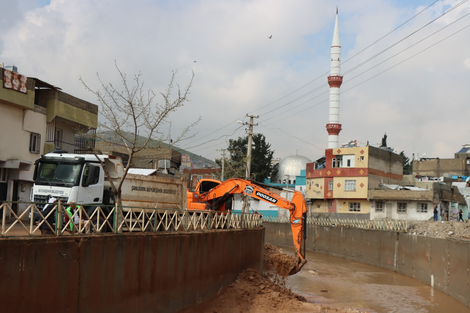 ŞANLIURFA BÜYÜKŞEHİR BELEDİYESİ KENTTEKİ TEMİZLİK ÇALIŞMASINI SÜRDÜRÜYOR