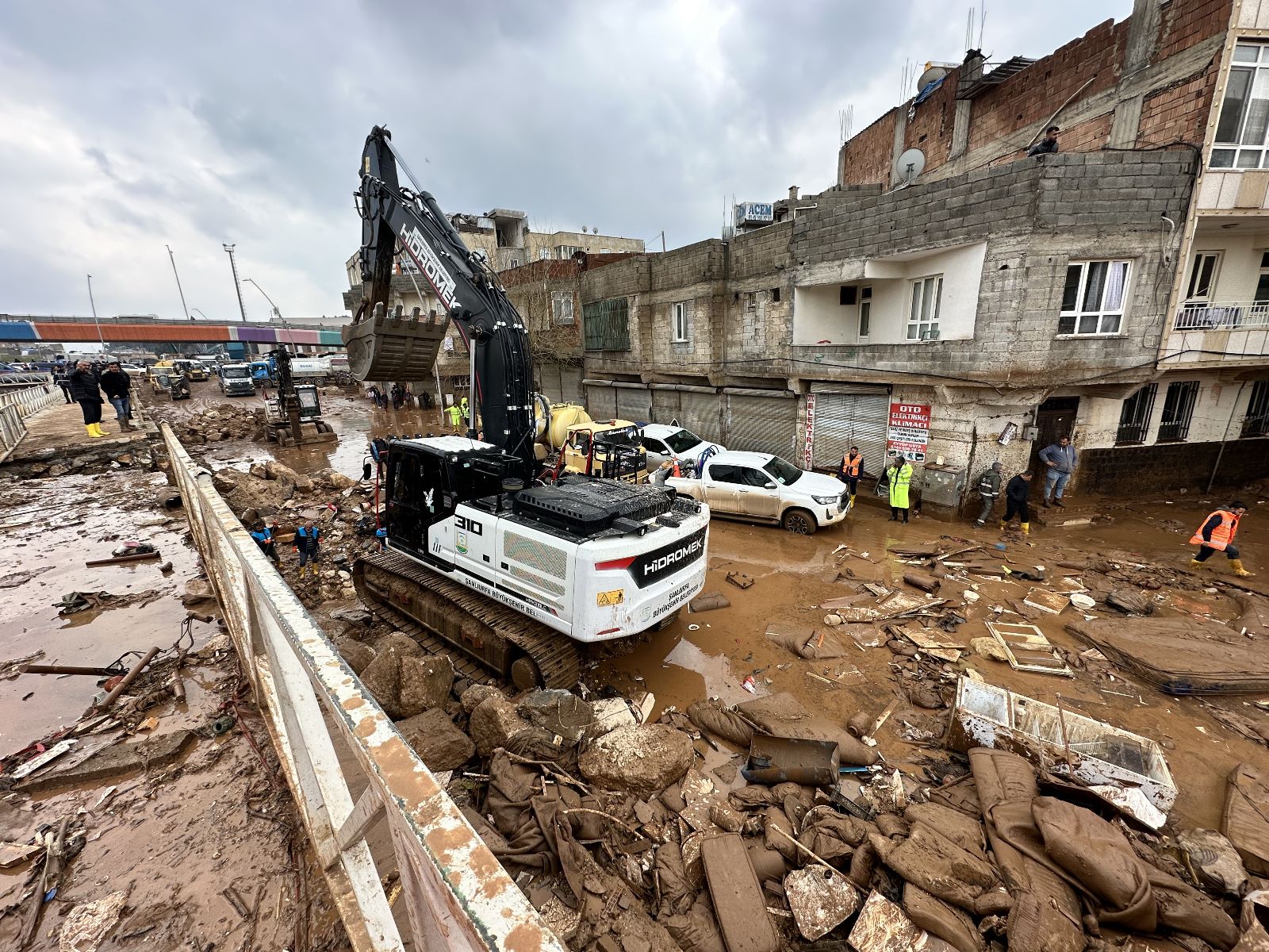 ŞANLIURFA’DA SEL FELAKETİNİN YARALARI SARILIYOR