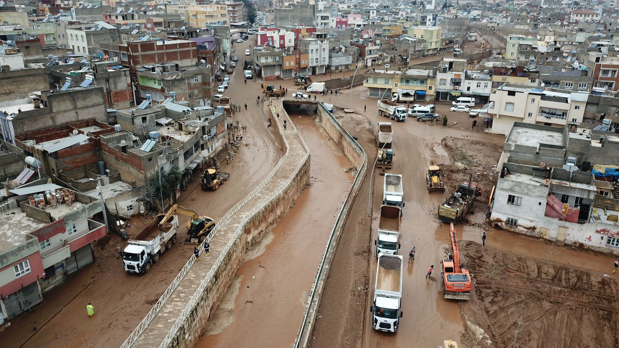 SEL BÖLGESİNDE TEMİZLİK ÇALIŞMASI DEVAM EDİYOR