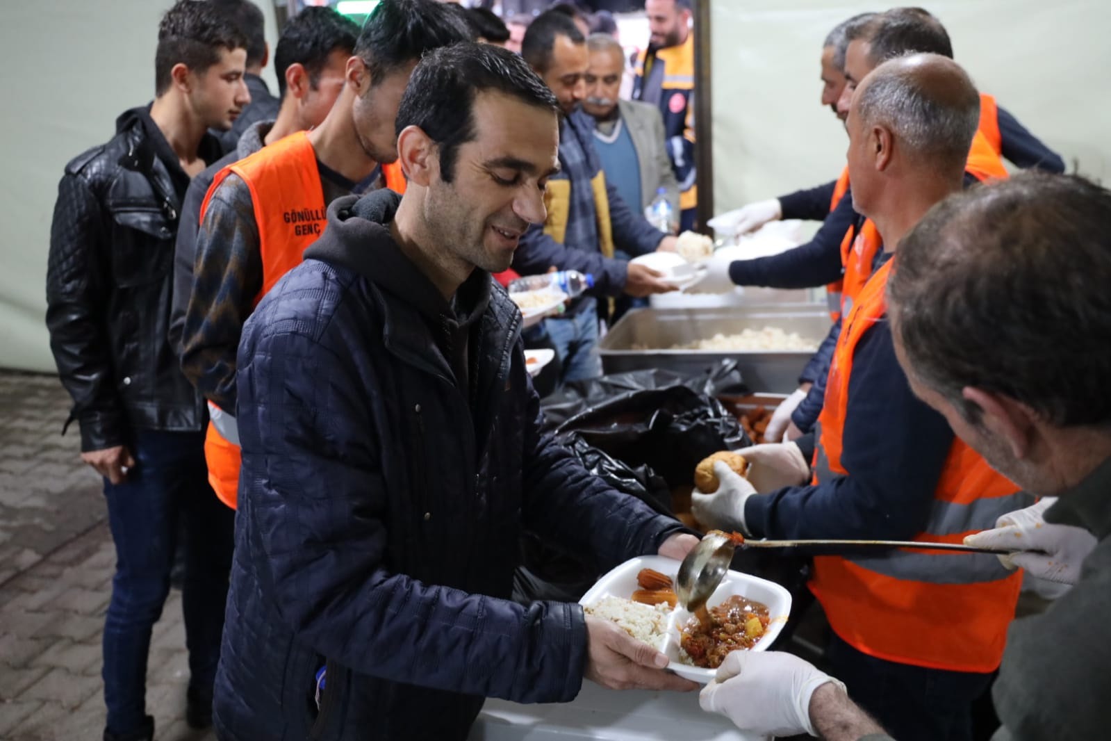 BAŞKAN BEYAZGÜL HİLVAN’DA VATANDAŞLARLA İFTAR YAPTI