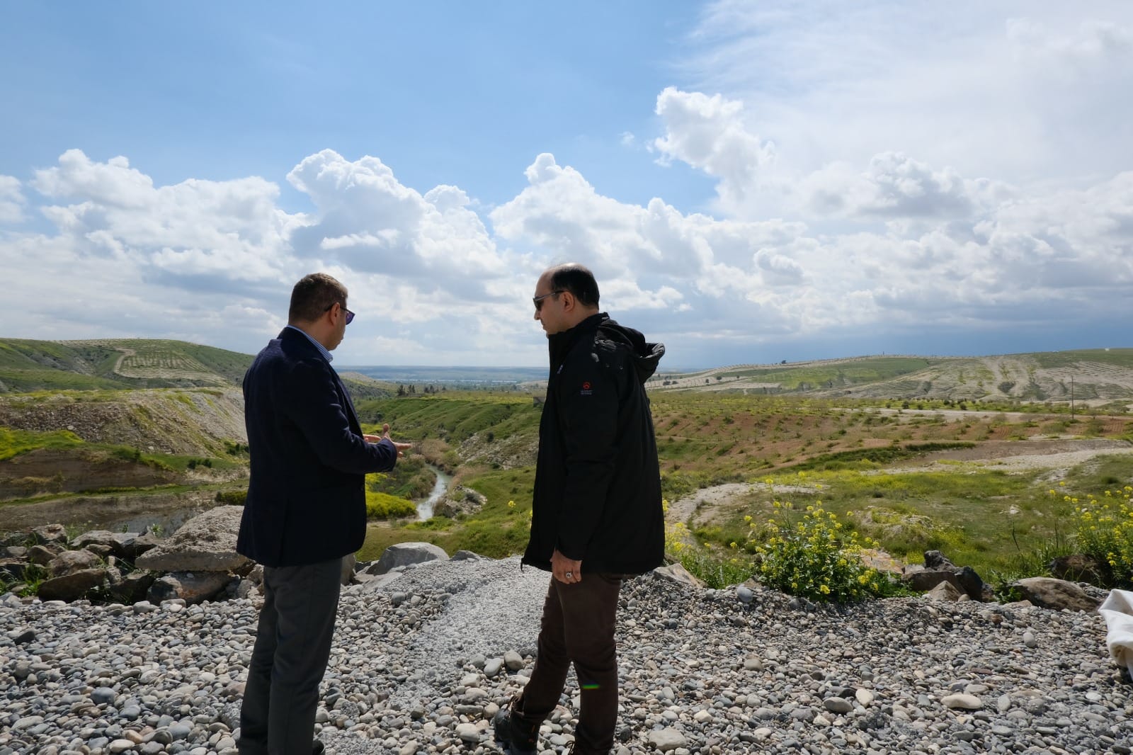 Kaymakam Kadir Duman, yapımı devam eden Mezra ve Karakız göletlerinin son durumunu yerinde inceledi