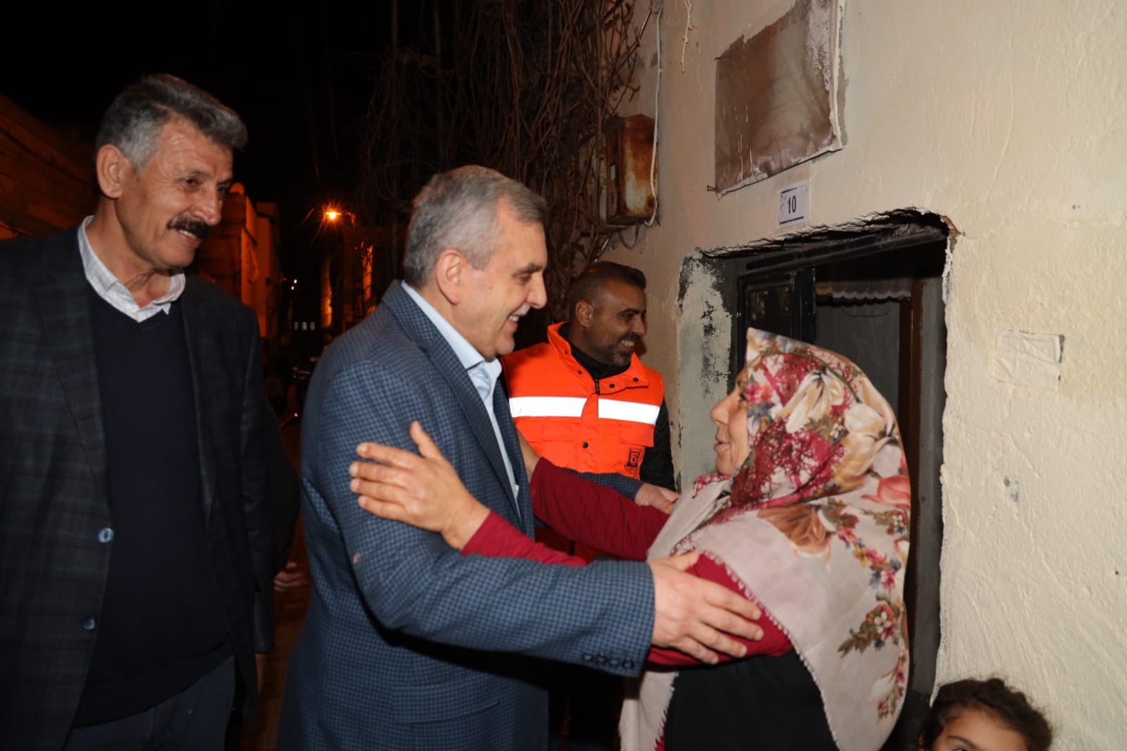 GÖNÜLLERİN BAŞKANI BEYAZGÜL’DEN GECE GEÇ SAATLERDE SELZEDELERE ZİYARET