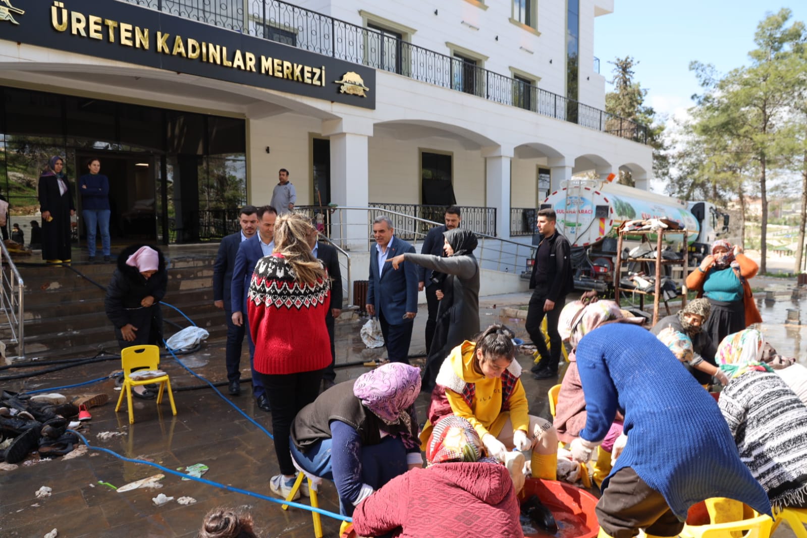 SELDEN ZARAR GÖREN ÜRÜNLER TEMİZLENEREK İHTİYAÇ SAHİPLERİNE ULAŞTIRILIYOR