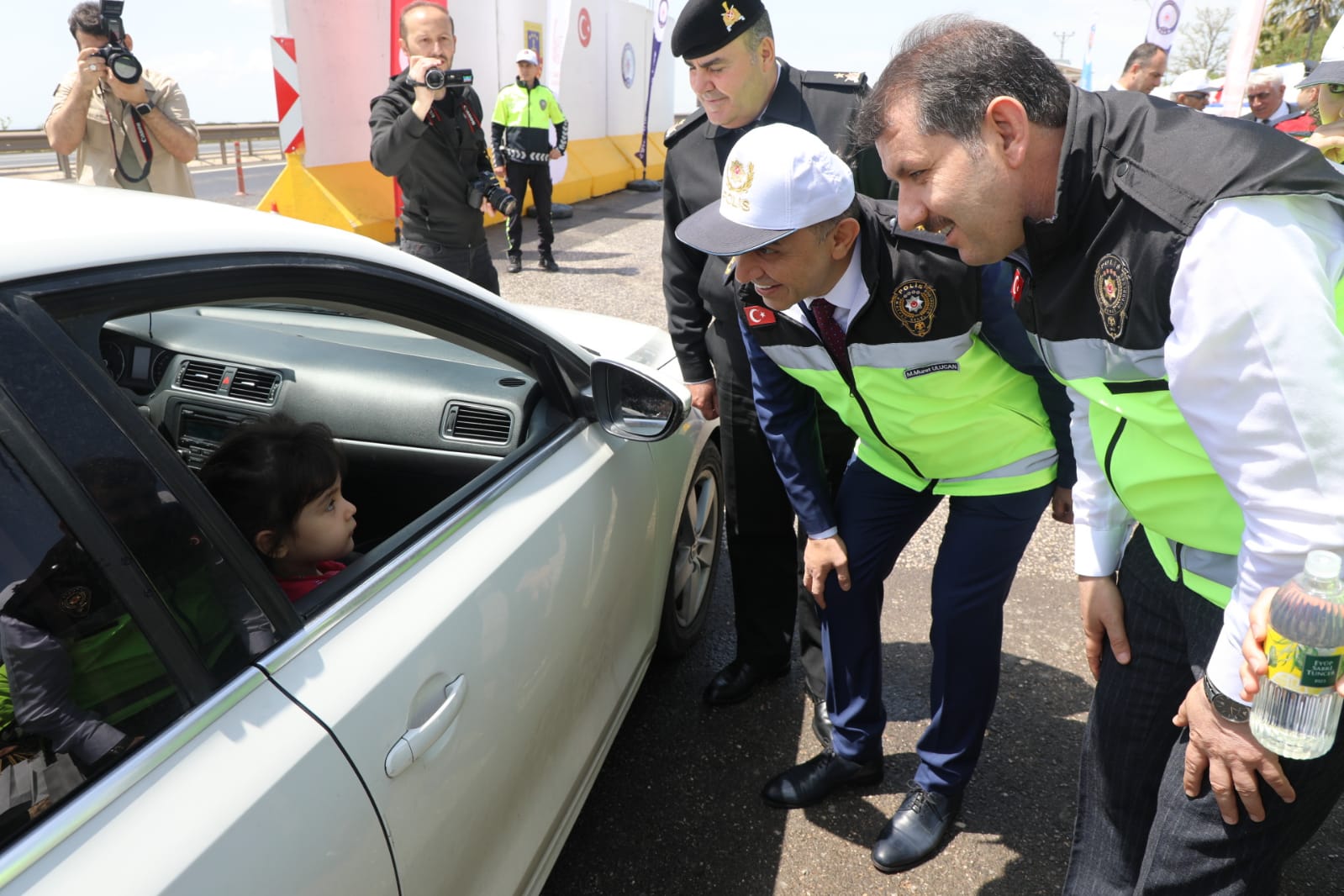 Vali Salih Ayhan trafik uygulama noktasında vatandaşlarla bayramlaştı