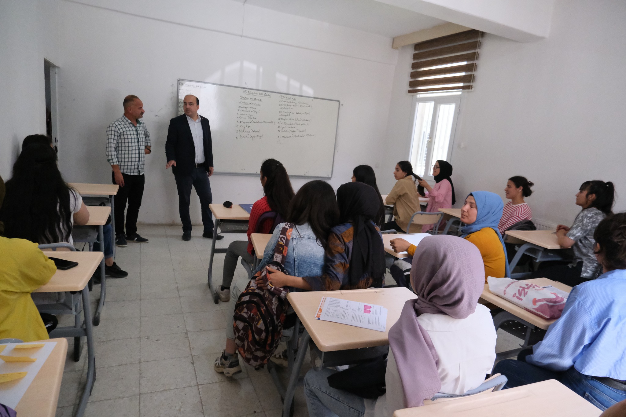 Birecik Kaymakamı Kadir Duman Üniversite Sınavına Hazırlanan Öğrencilere Tatlı İkramında Bulundu