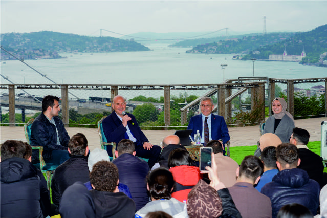 İÇİŞLERİ BAKANI SÜLEYMAN SOYLU ÜSKÜDAR NAKKAŞTEPE MİLLET BAHÇESİ’NDE GENÇLERLE BULUŞTU