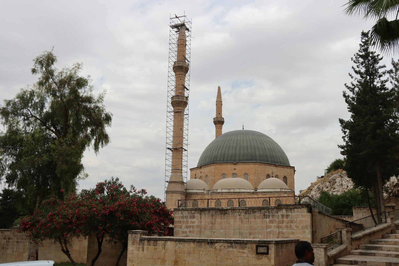 ŞANLIURFA BÜYÜKŞEHİR’DEN DERGAH CAMİSİ MİNARESİNDE ONARIM ÇALIŞMASI