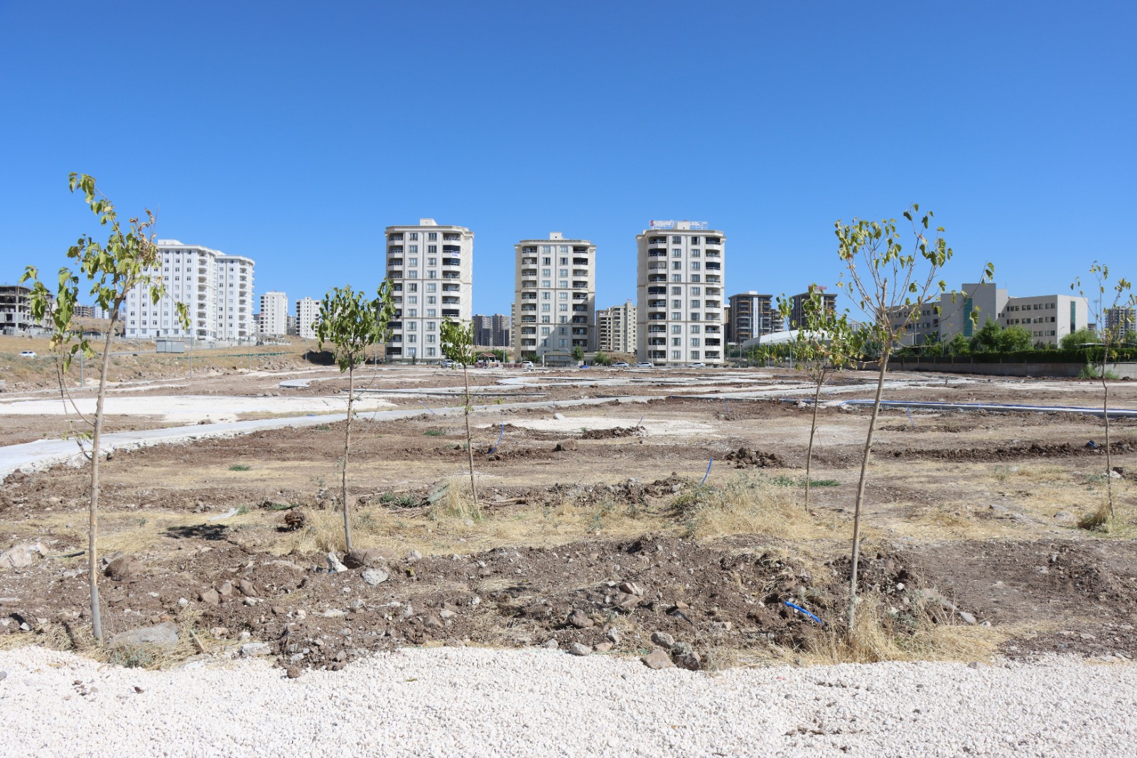 ŞANLIURFA BÜYÜKŞEHİR’DEN MEHMETÇİK MAHALLESİNDE PARK ÇALIŞMASI