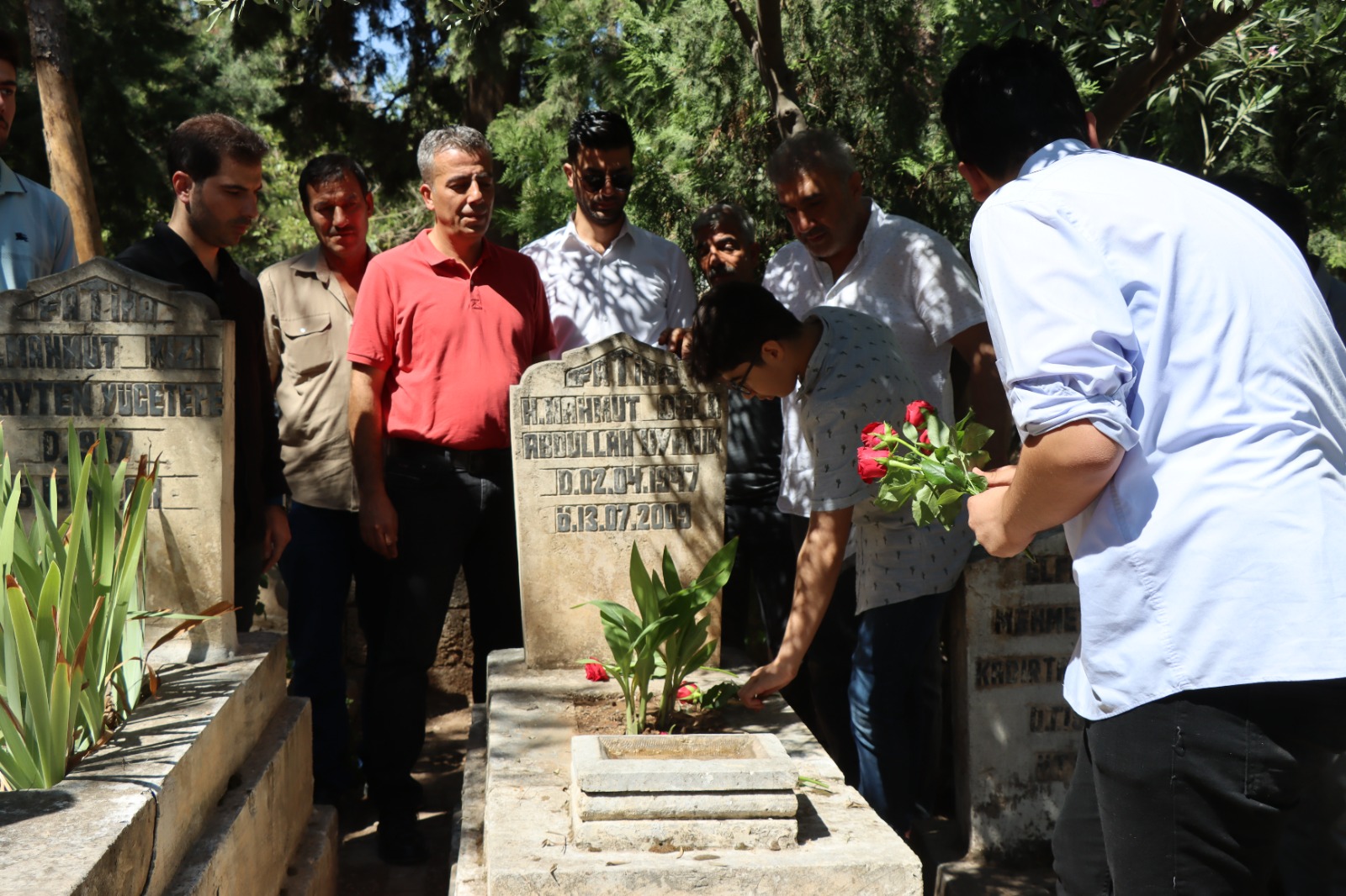 MERHUM SANATÇI ABDULLAH UYANIK MEZARI BAŞINDA DUALARLA ANILDI