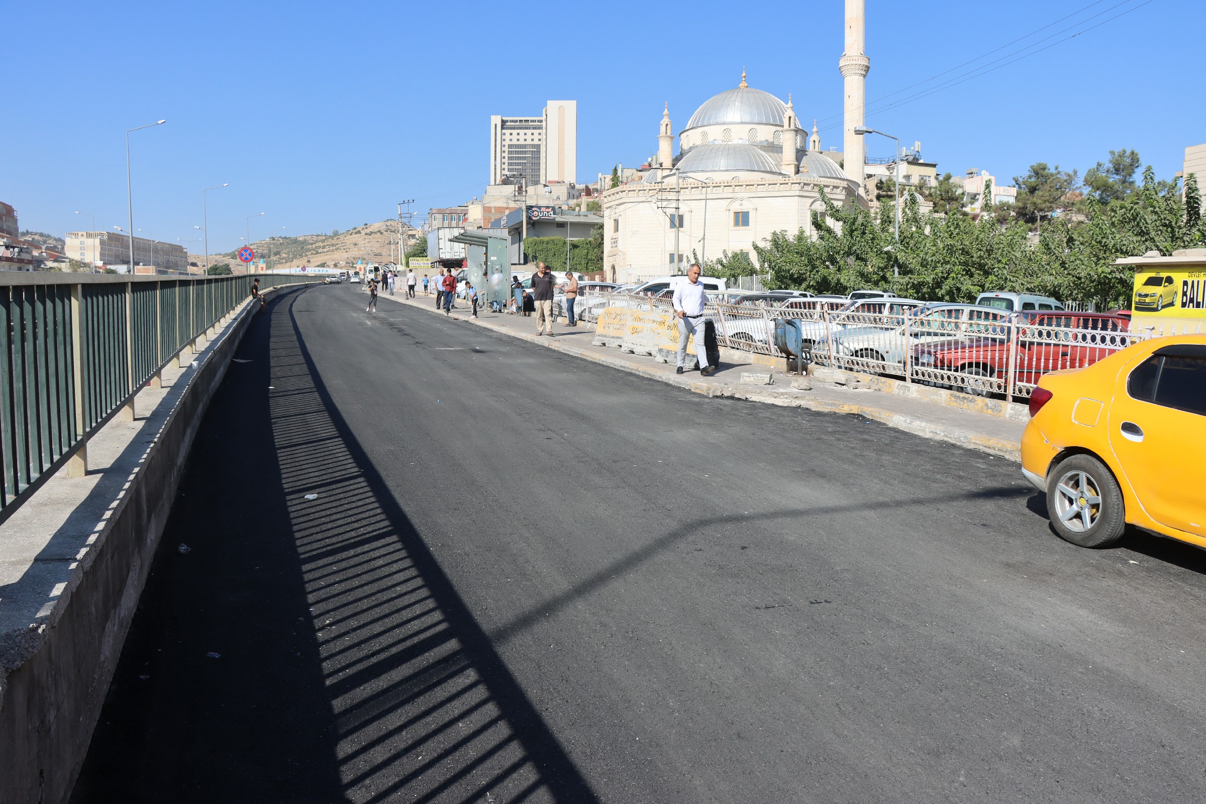 ŞANLIURFA BÜYÜKŞEHİR İPEKYOL BULVARI YAN YOLUNU ASFALTLA BULUŞTURDU