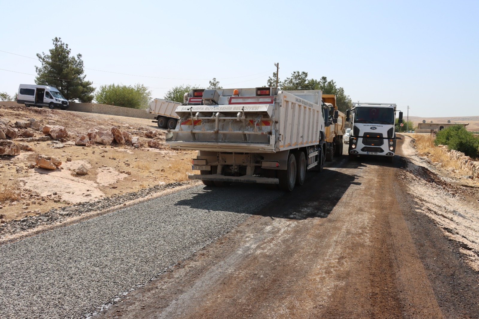 ŞANLIURFA BÜYÜKŞEHİR BELEDİYESİNDEN İLÇELERDE SATHİ ASFALT ÇALIŞMASI