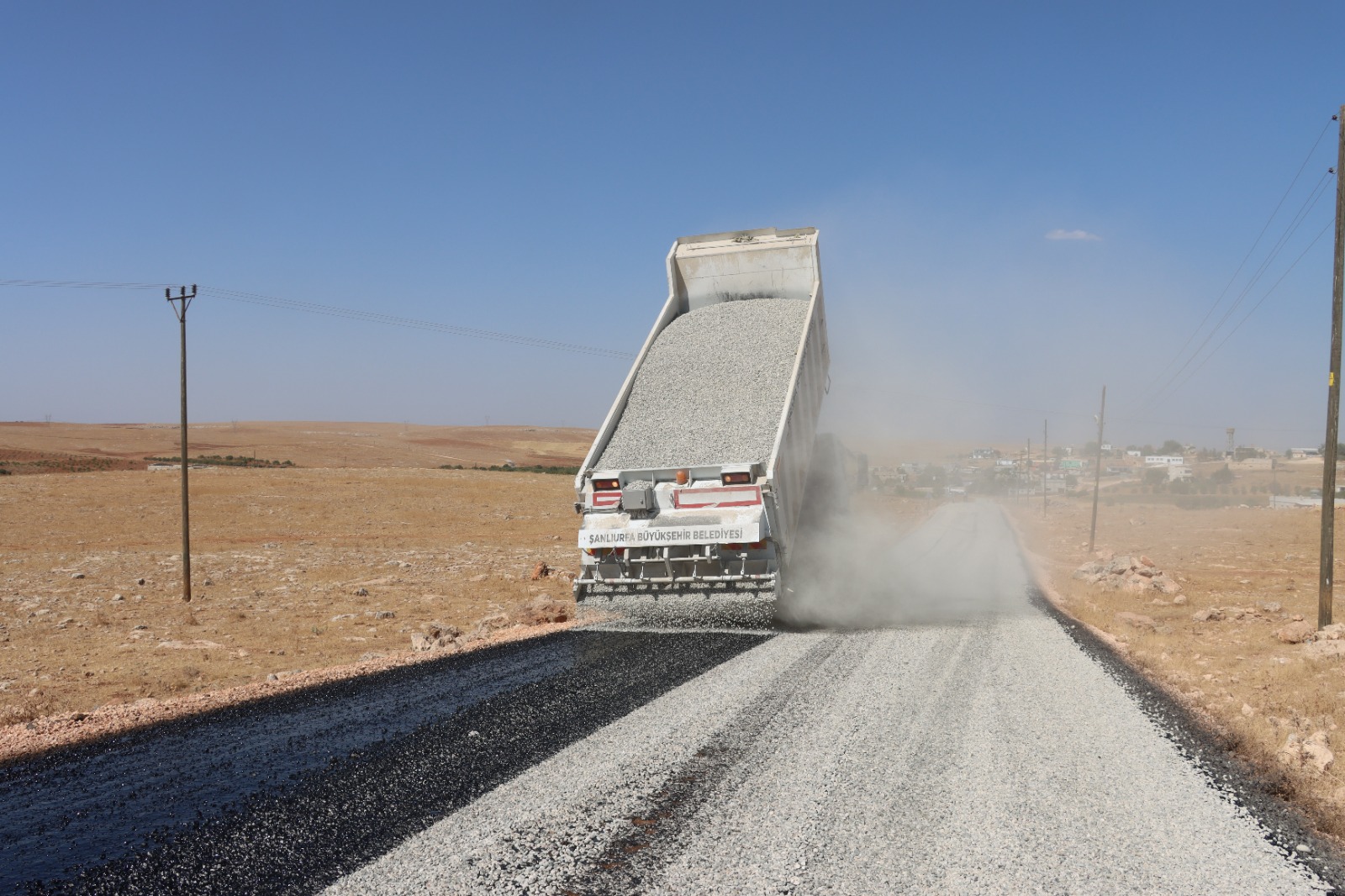 ŞANLIURFA BÜYÜKŞEHİR’DEN BİRECİK VE HALFETİ’DE SATHİ ASFALT ÇALIŞMASI