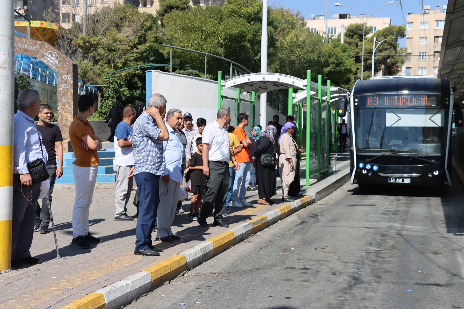 ŞANLIURFA’DA VATANDAŞLAR TRAMBÜS VE ÜCRETSİZ RİNG HATTINDAN MEMNUN