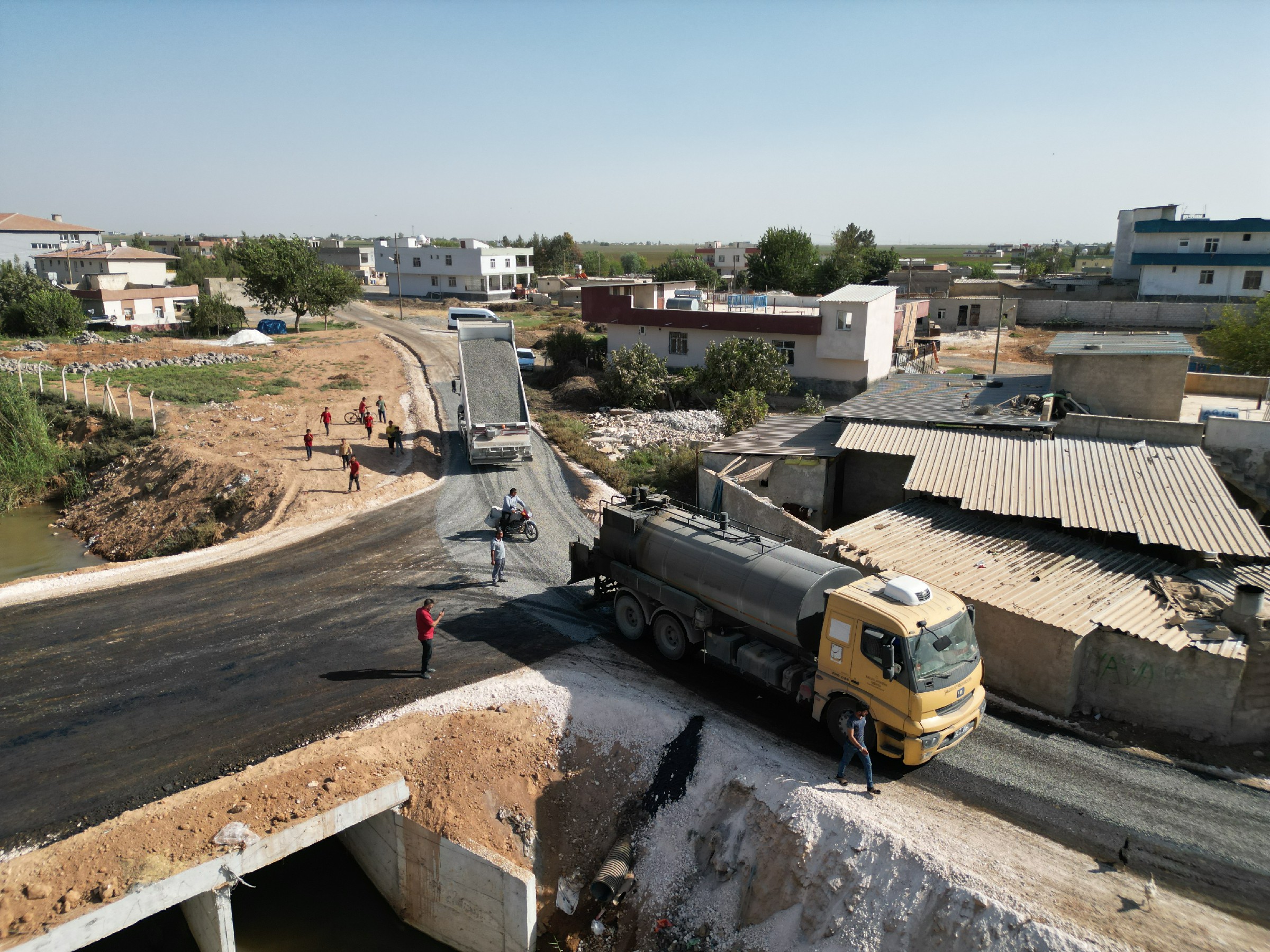 ŞANLIURFA BÜYÜKŞEHİR’DEN HARRAN’A BETON YOL VE SATHİ KAPLAMA ÇALIŞMASI