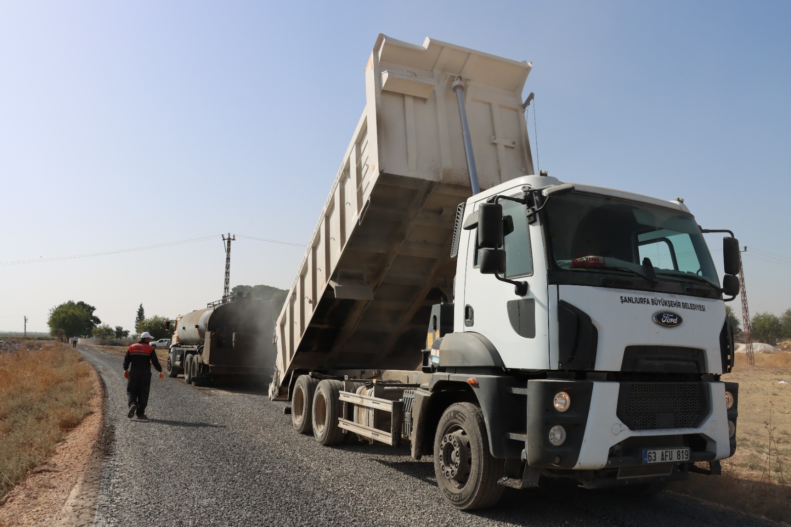 ŞANLIURFA BÜYÜKŞEHİR’DEN AKÇAKALE KIRSALINDA ASFALT