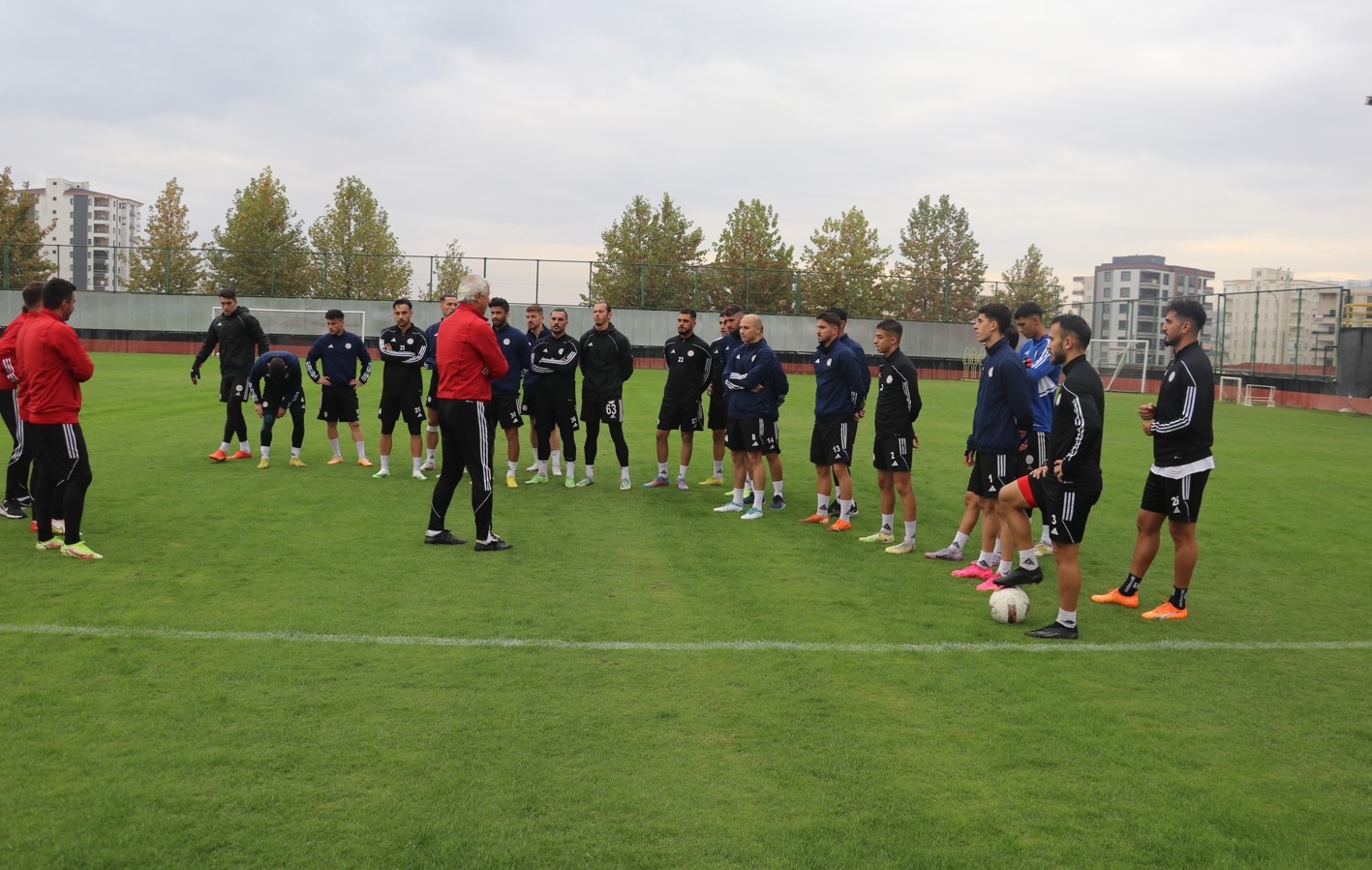 KARAKÖPRÜ BELEDİYESPOR LİDERLİĞİ BIRAKMIYOR!