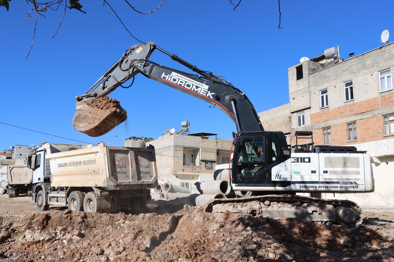 ŞANLIURFA BÜYÜKŞEHİR BELEDİYESİ TRAFİĞİ RAHATLATMAYA DEVAM EDİYOR