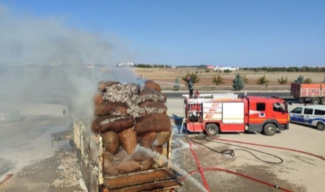 Şanlıurfa’da pamuk yüklü kamyonda yangın çıktı