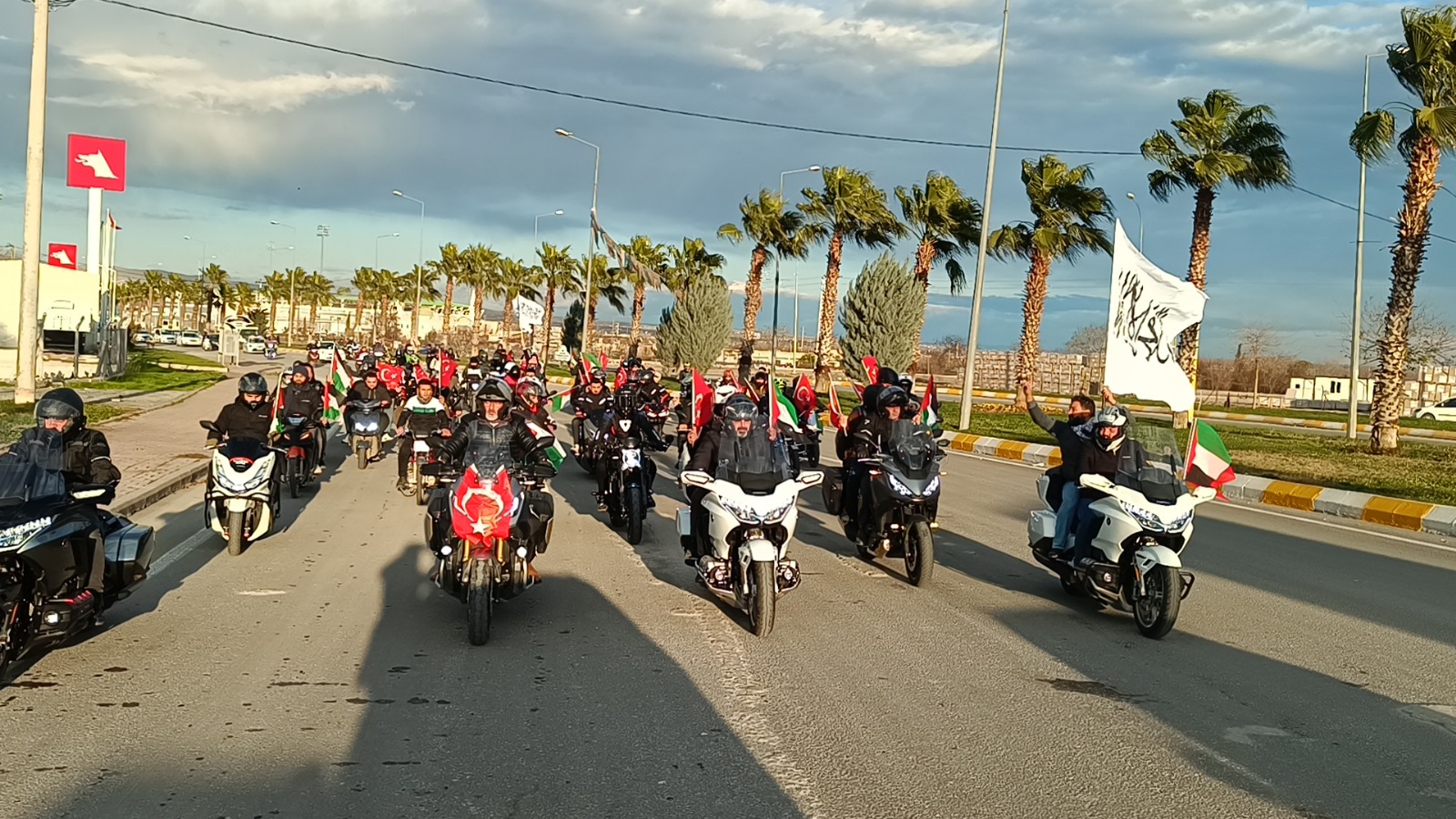 Şanlıurfa İHH’dan; Gazzedeki Filistinlilere yapılan, zulme dikkat çekmek amacıyla İçin “Motor Konvoyu” düzenlendi.