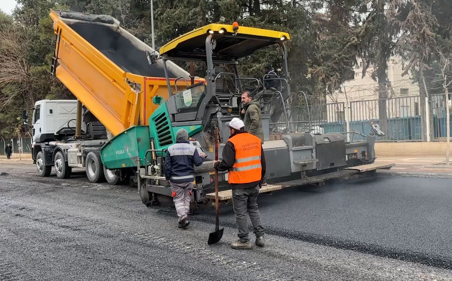 BÜYÜKŞEHİR’DEN EMNİYET CADDESİ’NDE SICAK ASFALT ÇALIŞMASI