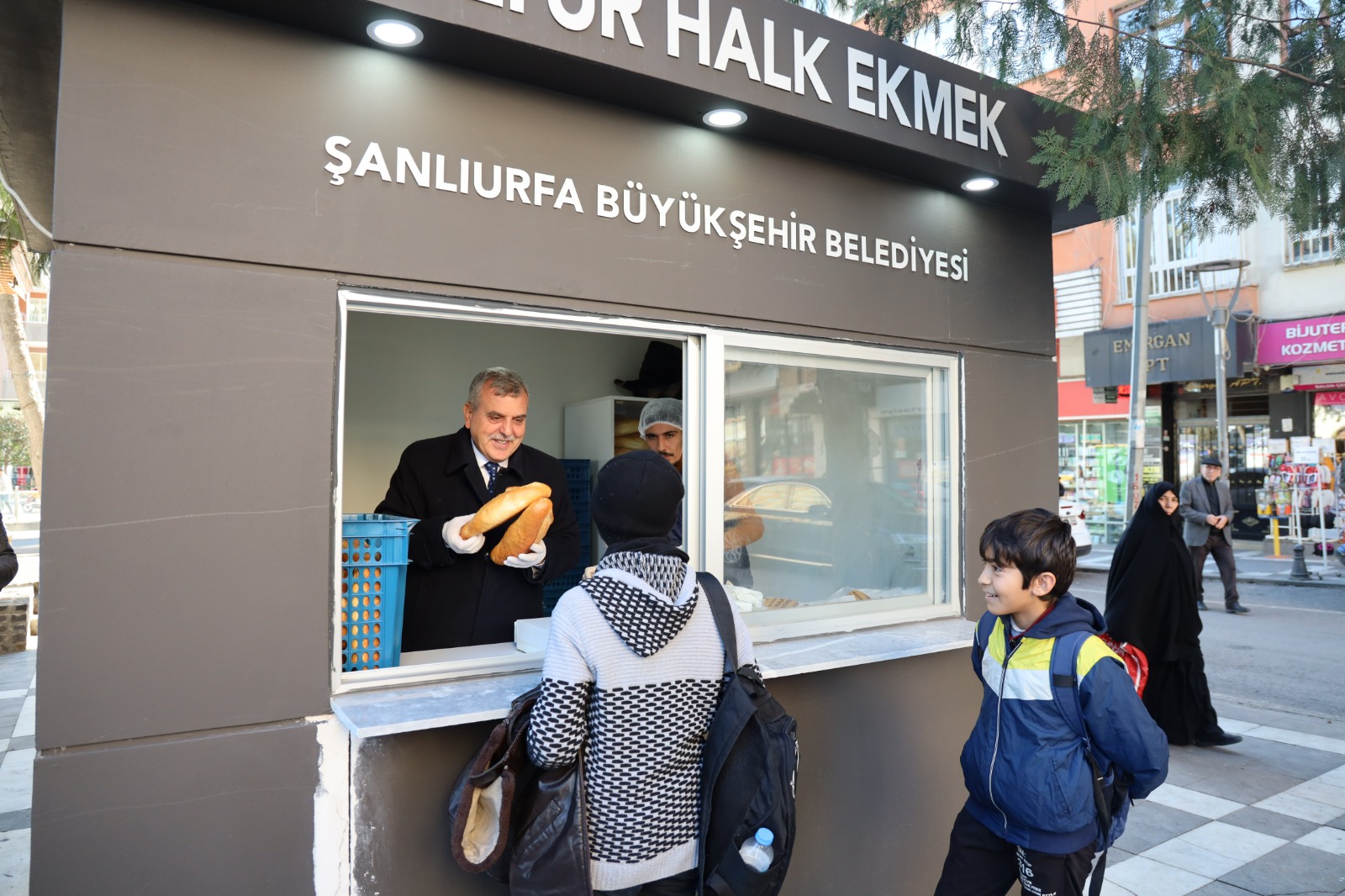 HALK EKMEK FABRİKASI 1 YILDIR VATANDAŞLARIN SOFRASINA KALİTELİ VE UCUZ EKMEK ULAŞTIRIYOR