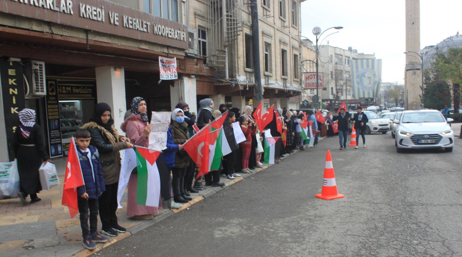 GAZZE’DE SAVAŞIN DURDURULMASI İÇİN “ EL ELE İNSAN ZİNCİR”İ EYLEMİ DÜZENLENDİ