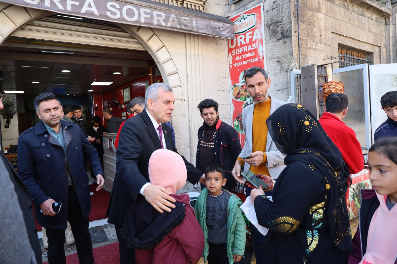 GÖNÜLLERİN BAŞKANI ESNAFLA KUCAKLAŞTI