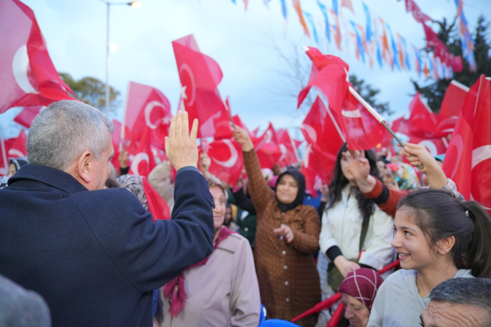 BİRECİKLİLER BAŞKAN BEYAZGÜL’Ü BAĞRINA BASTI