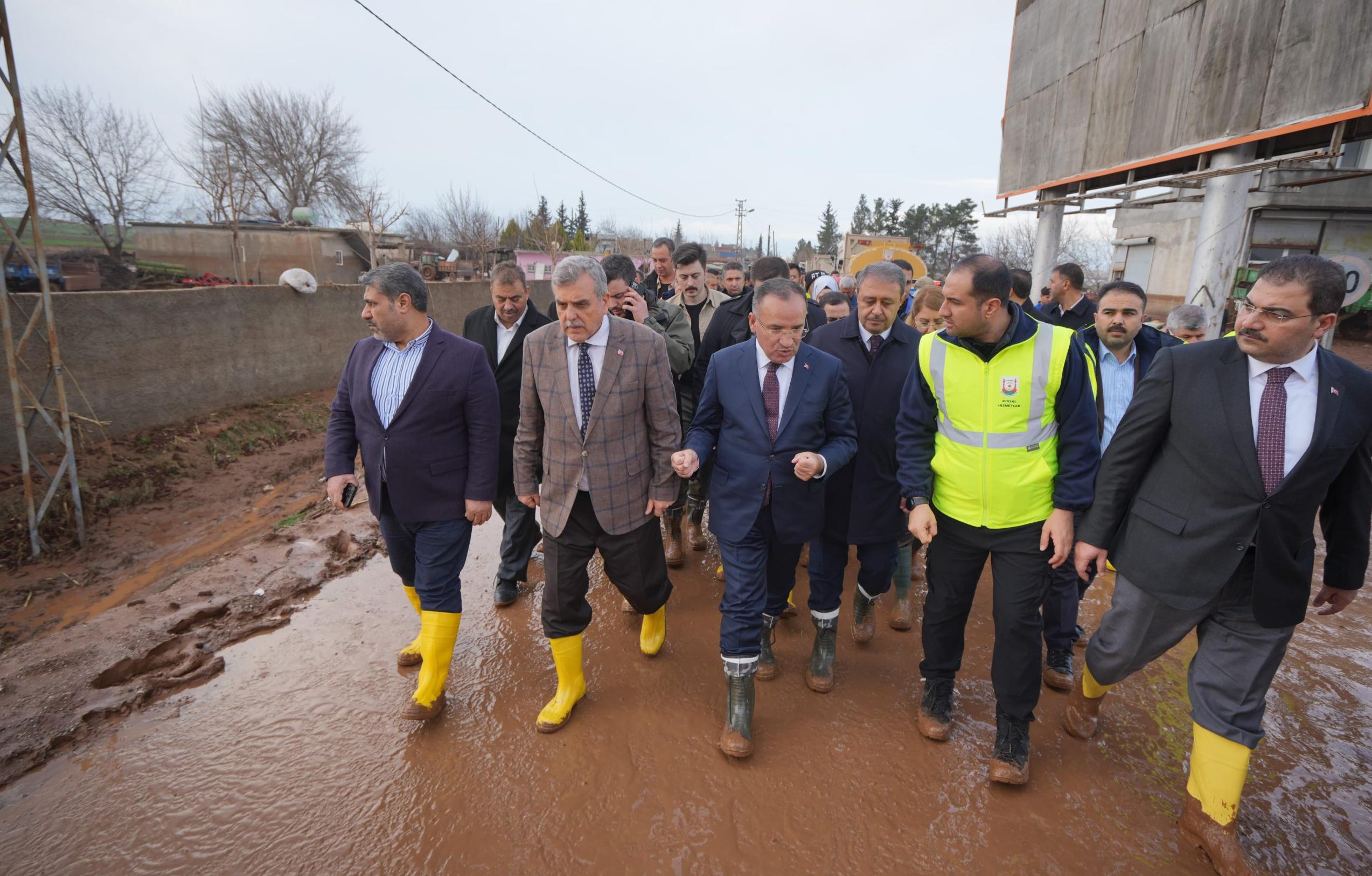 AK PARTİ TAM KADRO YARALARI SARMAK İÇİN SAHADA