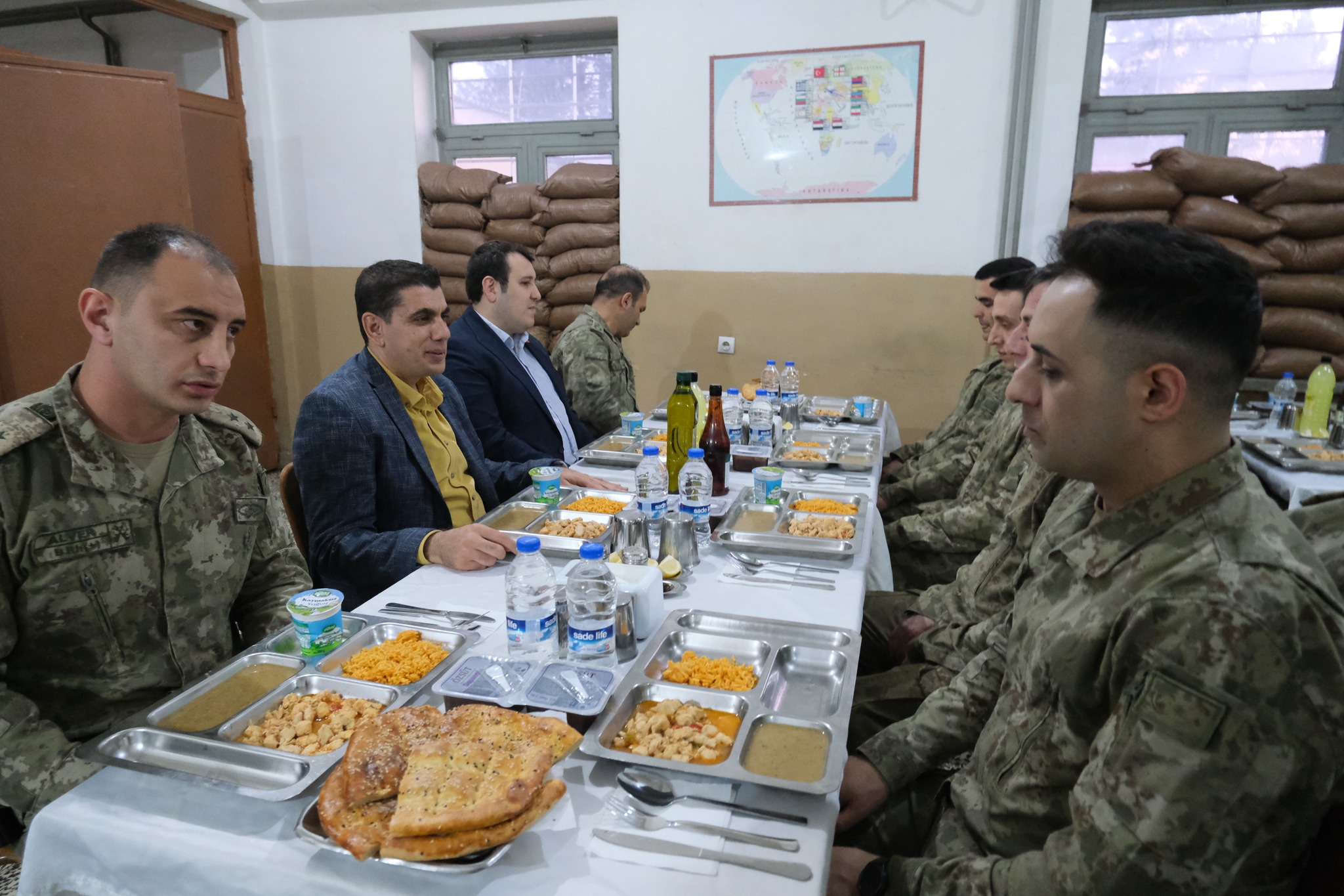 Birecik Kaymakamı Gürbüz, Özüpek Hudut Karakolu’nda Mehmetçiklerle İftar Yaptı