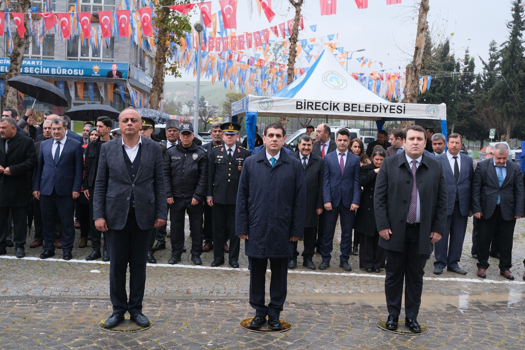 Birecik’te 18 Mart Şehitler Günü ve Çanakkale Zaferi’nin 109. Yıldönümü olması münasebetiyle çelenk sunma töreni düzenlendi