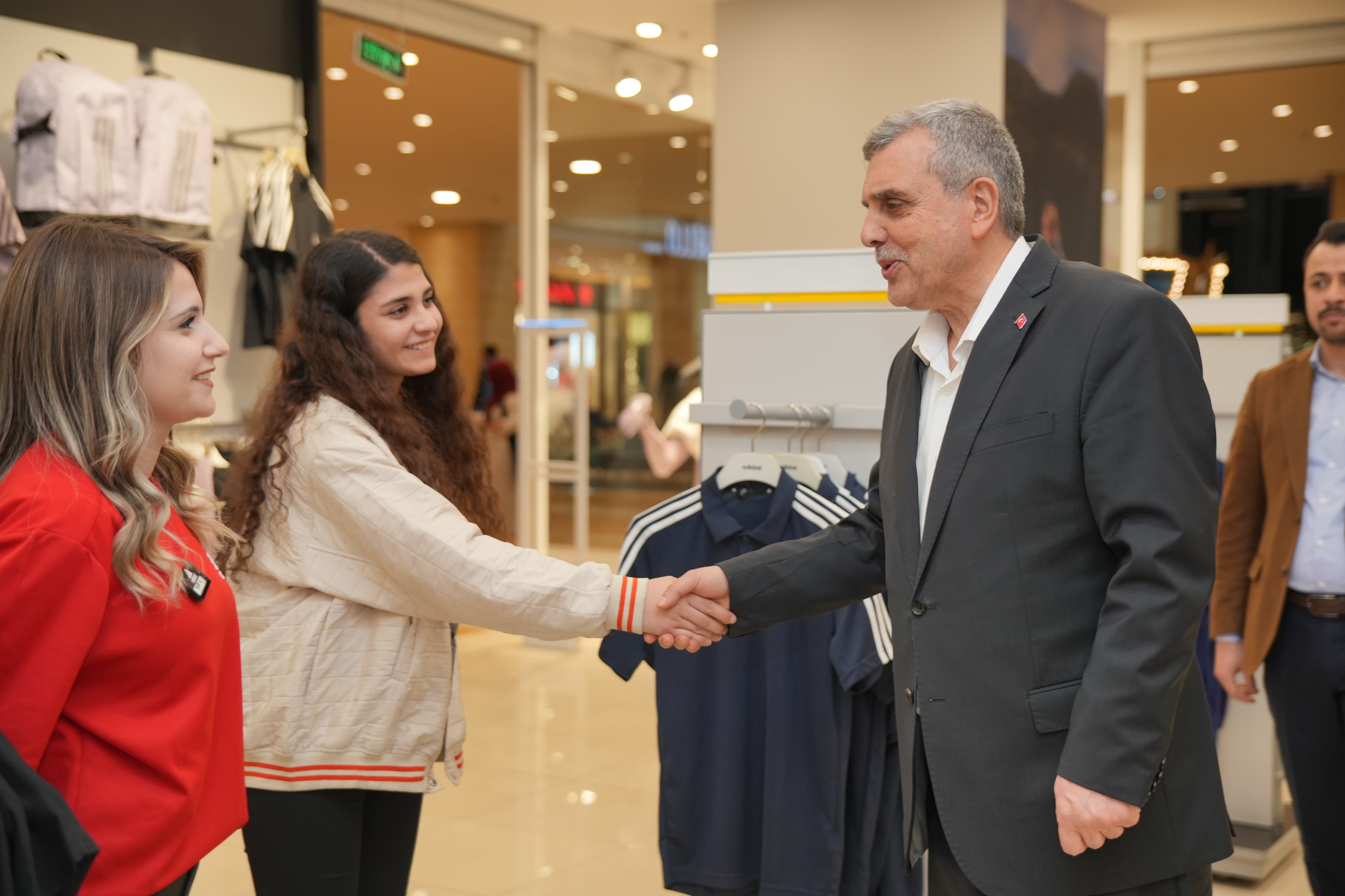 BAŞKAN BEYAZGÜL SAHADA ADIM ATMADIK YER BIRAKMIYOR