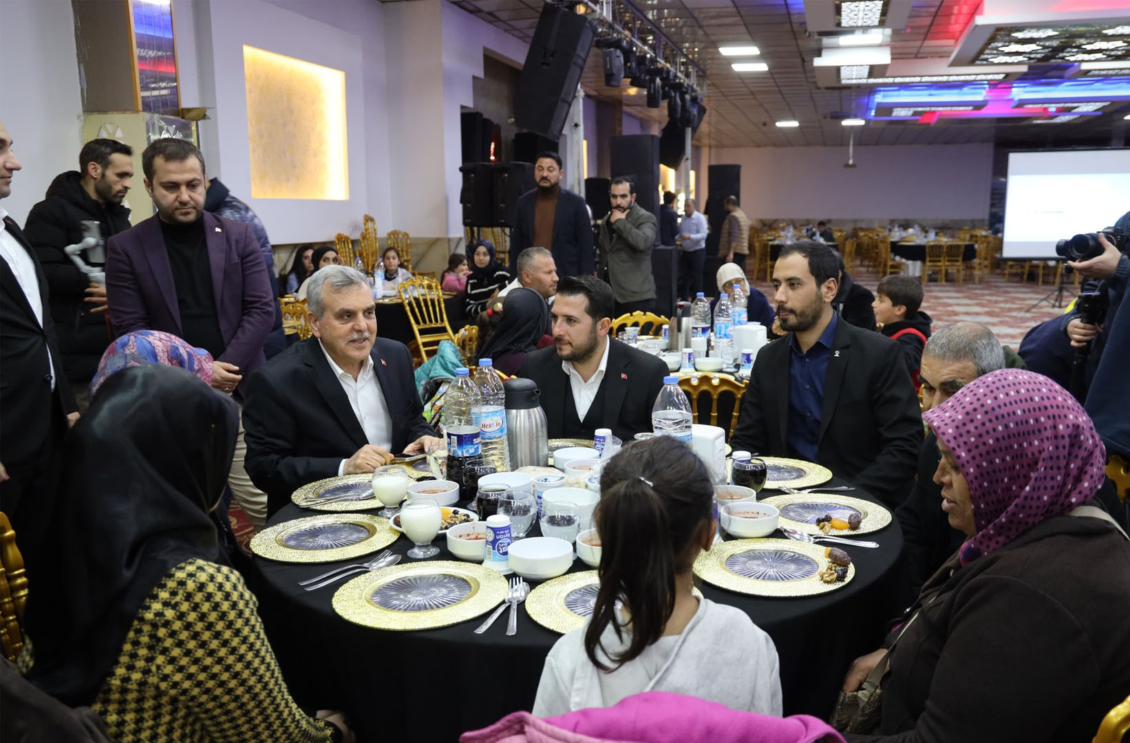 BAŞKAN BEYAZGÜL VE TBMM BAŞKANVEKİLİ BOZDAĞ İLK İFTARI DEPREMZEDELERLE YAPTI