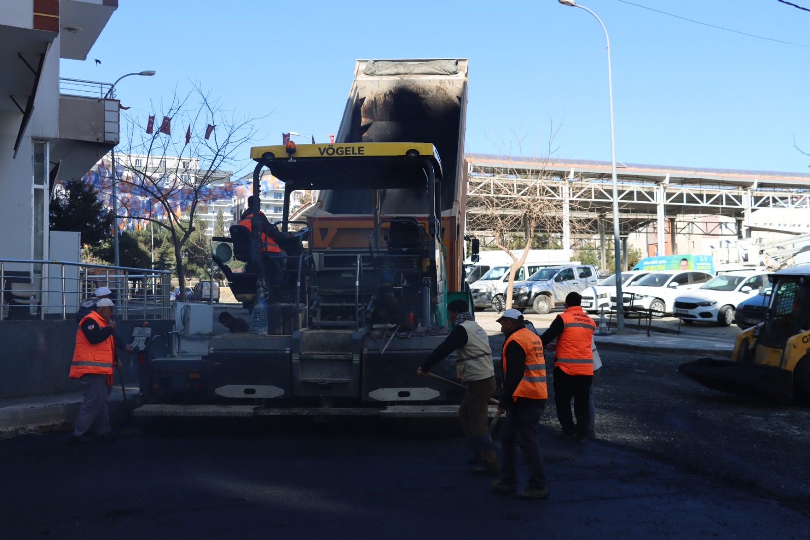 BÜYÜKŞEHİR’DEN HALFETİ VE SURUÇ’DA SICAK ASFALT ÇALIŞMASI