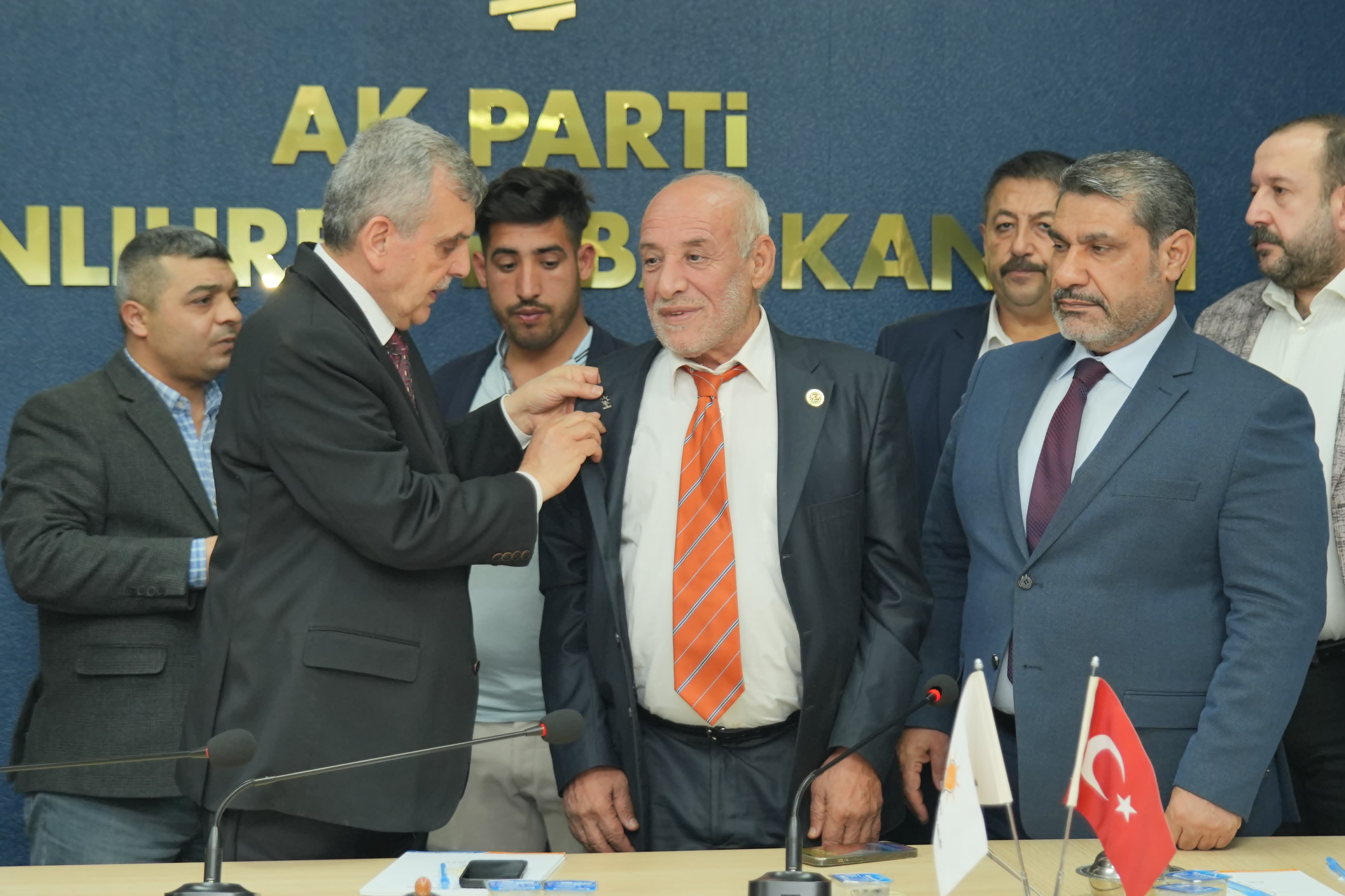 DEVA PARTİSİ’NDEN CUMHUR İTTİFAKINA BÜYÜK DESTEK, PARTİ ROZETİNİ BAŞKAN BEYAZGÜL TAKTI