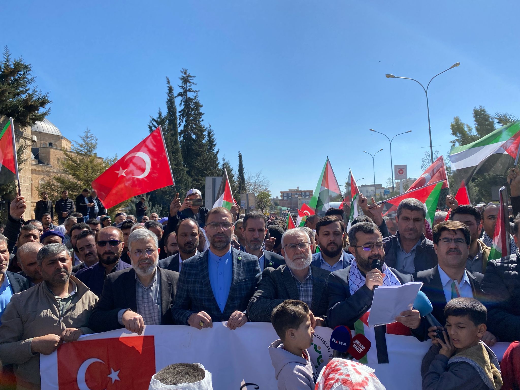 ŞANLIURFA EYÜPPEYGAMBER MAKAMINDA GAZZE’YE DESTEK GÖSTERİSİ YAPILDI.